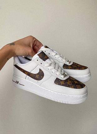 Білі кросівки на високій підошві