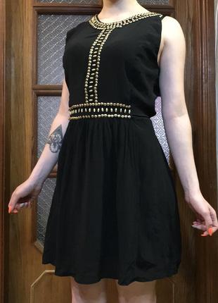 Чёрное платье с бусинами