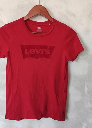 Футболка levi's.