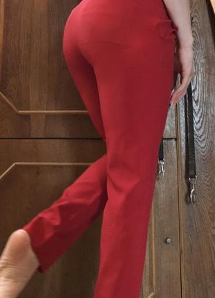 Красные брюки на низкой талии1 фото