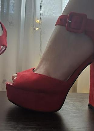 Продам красивые, красные, замшевые босоножки на устойчивом каблуке3 фото