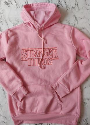 Флисовая розовая кофта с надписью странные дела