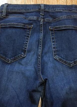 Укороченные джинсы с дырками на коленях5 фото