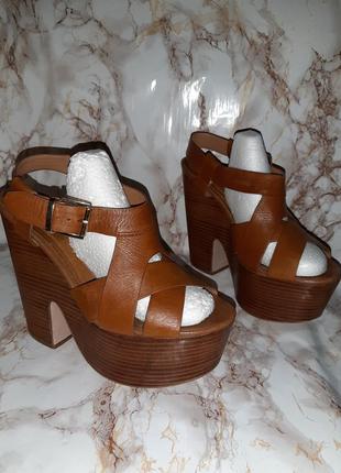 Коричневые кожаные босоножки на высоком каблуке и толстой подошве