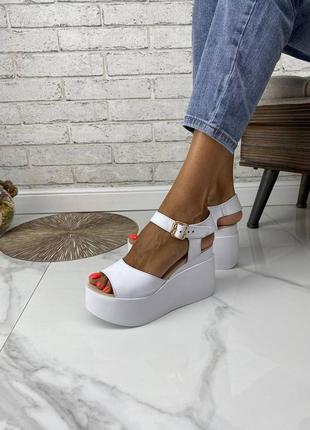 Белые босоножки на платформе