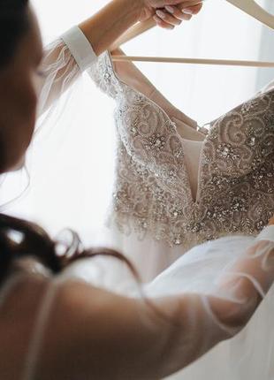 Свадебное платье со спущенными плечами и длинным шлейфом2 фото