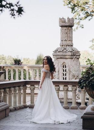 Свадебное платье со спущенными плечами и длинным шлейфом3 фото
