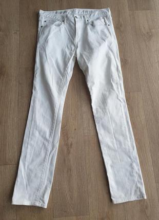 Белоснежные узкие джинсы