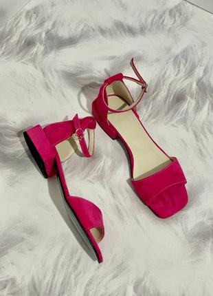 Замшевые босоножки на низком каблуке в любом цвете!