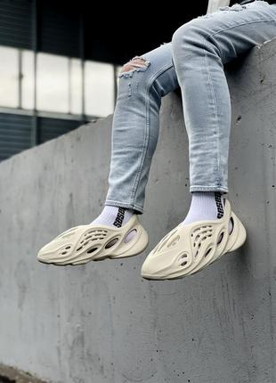 Тапки тапочки adidas yeezy foam rnnr sand шльопанці