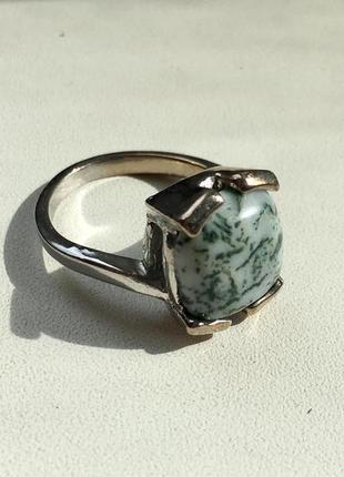 Кольцо с серо-зеленым камнем1 фото