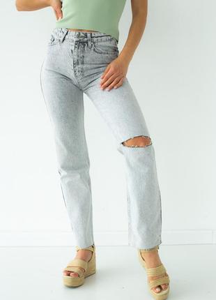 Женские джинсы мом с прорезью на колене.