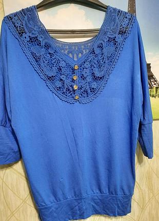 Футболка с рукавом 3/4, цвета ультрамарин с кружевными вставками по горловине и на спинке