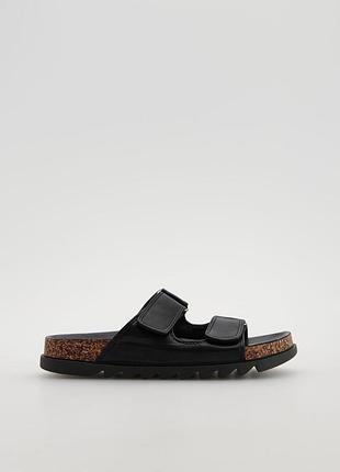 Шльопанці з пряжками