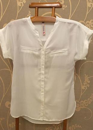 Дуже гарна і стильна брендовий блузка світлого кольору.