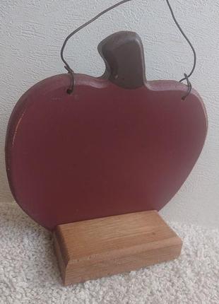 Статуетка з дерева. яблуко.