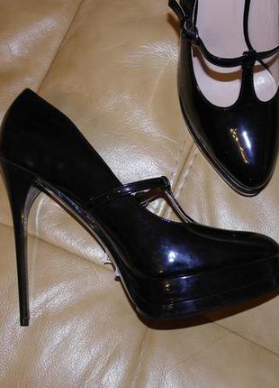 Чорні лакові туфлі на шпильці / чорні лакові туфлі