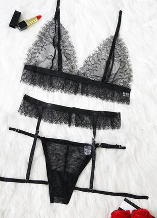 Красивое кружевное белье с поясом чёрного цвета