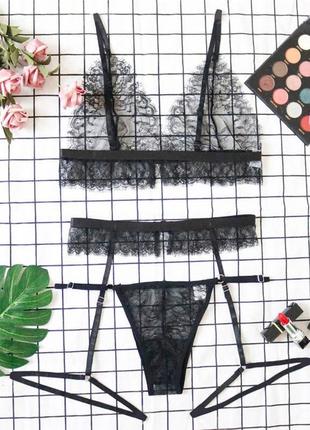 Красивое кружевное белье с поясом чёрного цвета