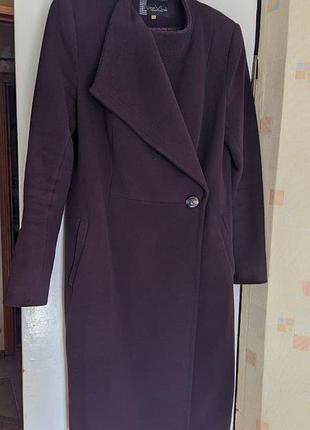 Пальто в деловом стиле шоколадного цвета