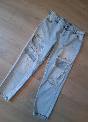 Голубые джинсы с рванностями