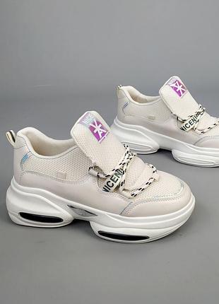 Стильные кроссовки