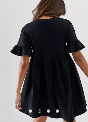 Черное платье свободного кроя с оборками на рукавах2 фото