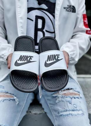 Класні чоловічі капці сланці шльопанці nike benassi білі з чорним масажні4 фото