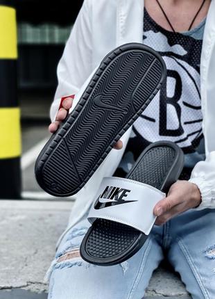 Классные мужские шлёпанцы сланцы шлёпки nike benassi белые с чёрным массажные5 фото