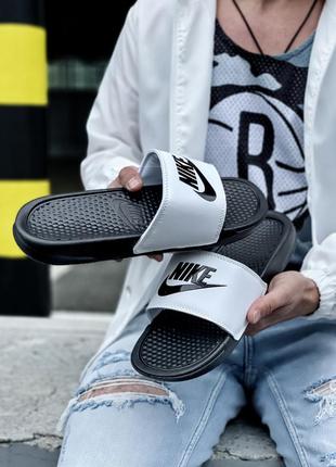 Классные мужские шлёпанцы сланцы шлёпки nike benassi белые с чёрным массажные2 фото