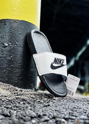 Класні чоловічі капці сланці шльопанці nike benassi білі з чорним масажні3 фото