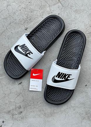 Класні чоловічі капці сланці шльопанці nike benassi білі з чорним масажні