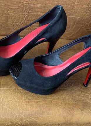 Туфлі з відкритим носком