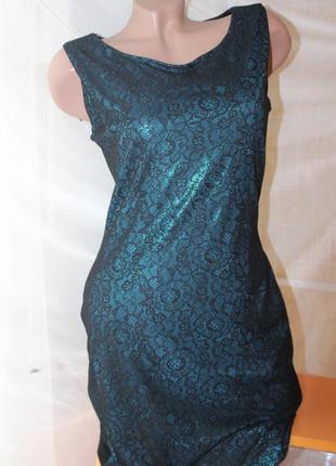 Приталена чорна сукня з атласом і гіпюром