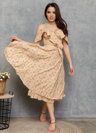 Бежевое цветочное платье-халат с воланами