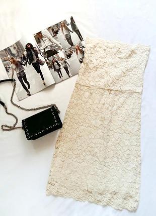 Біле мереживне плаття без рукавів zara. у ньому титул "міс елегантність" ваш.