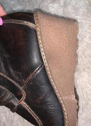 Жіночі демісезонні шкіряні коричневі чоботи оригінал abstract на танкетці4 фото