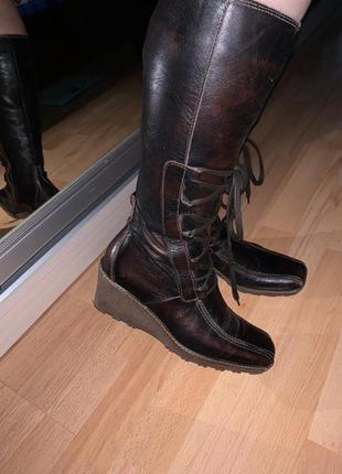 Жіночі демісезонні шкіряні коричневі чоботи оригінал abstract на танкетці6 фото