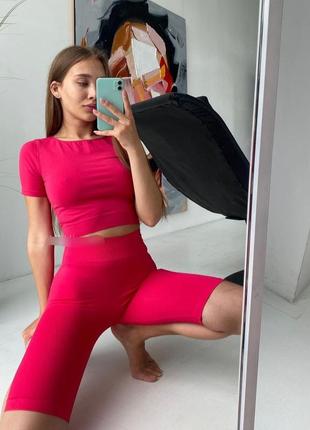 Идеальный твой комплект бесшовный топ футболка и велосипедки малиновый