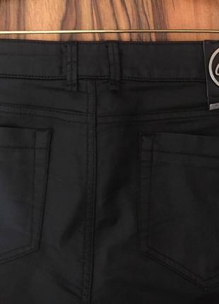 Классные черные брюки "diesel" ткань "под кожу" по форме джинсов