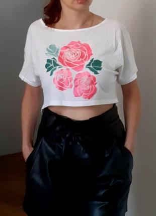 Белая футболка в розы