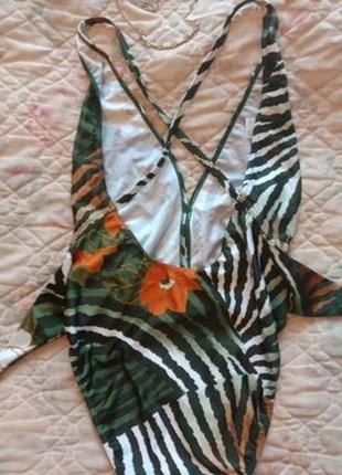 Шикарный яркий модный купальник с вырезами в груди и бёдрах6 фото