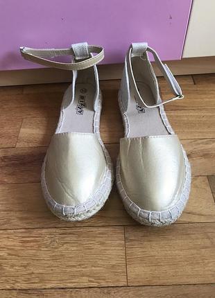 Босоножки bizzy 35р новые