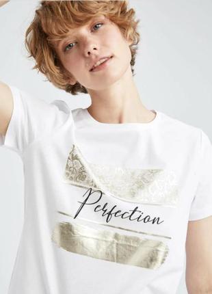 Біла жіноча футболка defacto / дефакто з написом perfection і ажурним принтом1 фото