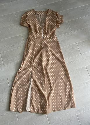 Платье в горошек с разрезом