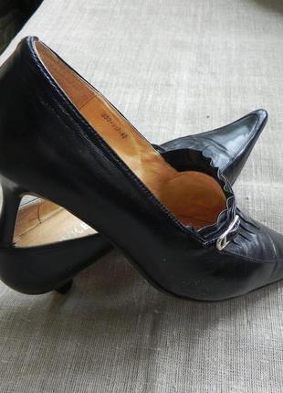 Черные закрытые классические туфли на широкую ножку (40р.) juvkel