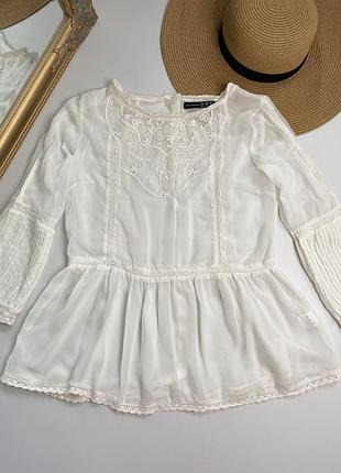 Блузка с ажурной вышивкой