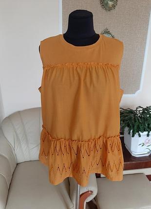 Милая блузка горчичного цвета с прошвой.