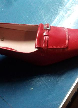 Красивые красные туфли