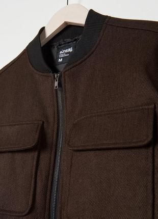 Чолвічий базовий бомбер у діловому стилі коричневий з квадратними кишенями демісезонна куртка без капюшона